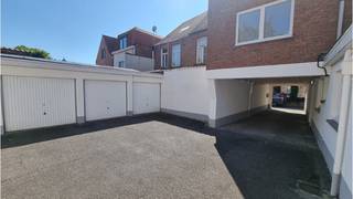 Brugge - Oude Gentweg - GARAGEBOX te huur met zeer goede ligging in het centrum van Brugge vlakbij de Katelijnestraat. ** Een veilige plaats om uw voertuig te stallen in een omgeving met schaarse parkeermogelijkheid. ** #veiligparkeren #brugge ** ** Garage : 5,4 m x 2,5 m = 13,50 m² ** Poort : 2 m ( hoogte ) x 2,20 m ( breedte ) ** ** Beschikbaar 1 november 2026