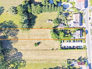 Deze prachtige en zeer solide villa dateert uit de jaren '60 en situeert zich langsheen de Tolstraat te Steenhuize-Wijnhuize (Herzele). De woning deed voorheen dienst als winkelhuis (woning in combinatie met slagerij) en werd opgetrokken op een perceel van 36 are, men geniet uitzicht op groen. Mits de nodige opfrissing en modernisatie is dit de ideale woning voor een zelfstandige ondernemer, een hobbyist of gewoon voor iemand die veel ruimte nodig heeft!<br />Indeling: gelijkvloers: inkom, leefruimte en eetplaats met kachel, aansluitende zithoek, afgesloten keuken, wasplaats/berging, bureel (voorheen winkelruimte) en een afzonderlijk toilet. Er is een ruime garage en buitenbergruimte aanwezig, in de woning zelf is er ook een kelder. <br />Eerste verdieping: 4 slaapkamers, badkamer met ligbad, lavabo en toilet. Verder is er nog een zolder (bereikbaar via valluik). <br />Buiten heeft men een ruim terras met zuidoost oriëntatie en rijkelijk aangeplante tuin, een weide, oprit voor enkele wagens, ... <br />LEUKE EIGENDOM MET ENORM POTENTIEEL EN EEN JUISTE PRIJS-KWALITEITVERHOUDING!!<br />Centrale verwarming stookolie, houten ramen met enkel en dubbel glas, volledige constructie in beton. EPC: 531 kWh/(m² jaar), label F (renovatieplicht), bewoonbare oppervlakte volgens EPC: 260m² (garage, zolder, kelder, bergingen achteraan niet meegerekend), KI: €1.028, elektrische installatie niet conform het AREI. <br />Woongebied met landelijk karakter, agrarisch gebied, vergunning uitgereikt, geen rechterlijke of bestuurlijke maatregel opgelegd, geen voorkooprecht, verkavelingsvergunning uitgereikt. P-score: D, G-score: A. Geen risicozone voor overstromingen. <br />U kan de beschikbare attesten bij verkoop downloaden via de website janssens-leroy.be.
