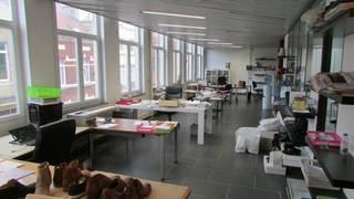 Polyvalente ruimte gelegen op een uitstekende locatie, vlakbij het KBC hoofdkantoor aan de Leopold II laan. Rustige omgeving, makkelijk bereikbaar...