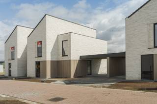 Zoek jij een energiezuinige nieuwbouwwoning op een ideale locatie? Bekijk dan even deze fraaie halfopen bebouwing De woning maakt deel uit van ons nieuwste bouwproject in Evergem. In een kindvriendelijke en toekomstgerichte buurt, dicht bij alle voorzieningen.<br /><br />Het is een zeer energie-efficiënte woning (E-peil 14), uitgerust met geothermische warmtepomp, vloerverwarming, ventilatie met warmterecuperatie en zonnepanelen.<br />Deze ruime gezinswoning heeft een optimale indeling met o.m. een lichtrijke leefruimte, ingerichte eilandkeuken en badkamer, omheinde tuin met gezellig terras, 4 slaapkamers, veel berging én een garage. <br /><br /><span>Danneels werkt jouw nieuwe woning sleutel-op-de-deur voor je af, incl. terras, oprit en tuinomheining. Voor een vaste prijs en tegen een afgesproken einddatum. Jij kiest de keuken- en badkamerinrichting, vloer- en wandtegels bij onze partners. Onze klantenbegeleider staat voor je klaar met advies op maat. </span>