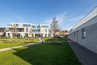 Gelijkvloers appartement met 2 slaapkamers voorzien van alle comfort, oa. warmtepomp, vloerverwarming, zonnepanelen enz.Bewoonbare oppervlakte 120m²...