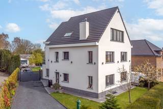 Century21ImmoNero présente cette maison unifamiliale unique divisée en 3 appartements avec une superficie totale de 361m². Excellente situation...