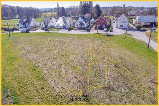 <strong>Immo Van Middelem verkoopt deze mooie bouwgrond op +/- 5a97ca, RUSTIG gelegen maar OP WANDELAFSTAND van het CENTRUM van Asse met alle nodige winkels, scholen en openbaar vervoer. Ook het treinstation is vlot bereikbaar (op +/- 1,2km).</strong><br /><br />Deze bouwgrond is geschikt voor half-open bebouwing met een gevelbreedte van +/- 7,55m. De bouwdiepte bedraagt maximaal 18,00m (!) op het gelijkvloers en de verdiepingen. De dakvorm is vrij.<br /><br />De verkavelingsvergunning met -plan en -voorschriften kan u downloaden op onze website (www.immovanmiddelem.be).<br /><br />Geen bouwverplichting.<br />Vrij bij akte.