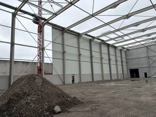 Deze ruime logistieke site in Harelbeke (kant Kortrijk) omvat 4069 m² magazijnruimte met mogelijkheid tot 1200 m² kantoorruimte. Dankzij de strategische ligging in de Kanaalstraat geniet het gebouw van een uitstekende bereikbaarheid en een vlotte aansluiting op belangrijke transportroutes (vlak naast E17), ideaal voor bedrijven die opslag of distributie combineren met een efficiënte kantoorwerking.<br /><br />Magazijnruimte (4069 m²)<br />- 2 laadkades voor efficiënte goederenbehandeling (laad- en los zone) <br />- Grote open ruimte geschikt voor diverse logistieke activiteiten<br />- Praktische indeling voor opslag, distributie of productie<br />- Mogelijkheid tot het plaatsen van rolbrug<br />- Vrije stapelhoogte van 11 meter<br /><br />1200 m² aanpalend kantoor beschikbaar (350 m² - 425 m² - 425 m²), optioneel kan er nog een aanpalende logistieke bedrijfshal bij gehuurd worden van 2765 m².<br /><br />Interesse? <br />Voor meer info contacteer Jasper: 0479/27 71 92 - Jasper@immopottelberg.be