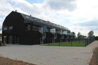 Au-dessus du magasin Thiry Paints se trouve ce très spacieux appartement en duplex avec une vue imprenable. Au premier étage, on accède par un...