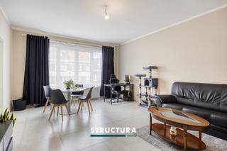 Dit volledig gerenoveerde appartement van ca. 75 m² bevindt zich op de tweede verdieping van een kleinschalig gebouw zonder lift, in het centrum van Strombeek-Bever. Dankzij de instapklare afwerking, het gunstige EPC-label B en de centrale ligging vormt het appartement een interessante opportuniteit. Het pand is momenteel verhuurd aan € 972 per maand en is daardoor eveneens interessant als investering.IndelingHet appartement beschikt over een inkomhal die toegang geeft tot de verschillende ruimtes. De gezellige woonkamer sluit aan op de keuken. Verder zijn er twee slaapkamers, een badkamer met douche en een veranda.Op de gelijkvloerse verdieping zijn bovendien twee privatieve kelders inbegrepen.Karakteristieken- Bewoonbare oppervlakte van ca. 75 m²- Kleinschalig gebouw zonder lift- Volledig gerenoveerd en instapklaar- EPC B – energiezuinig- Twee kelders inbegrepen- Lage gemeenschappelijke kosten- Momenteel verhuurd aan € 972/maand- Mogelijkheid tot aankoop van een garage, met parkeermogelijkheid ervoor, aan €30.000- Centrale ligging in Strombeek-Bever- Winkels en openbaar vervoer op wandelafstandEen instapklaar en energiezuinig appartement op een ideale locatie, interessant voor zowel eigen bewoning als investering. Interesse? Neem contact met ons op voor meer informatie of een bezoek ter plaatse via 02 460 80 46 of info@structura.be