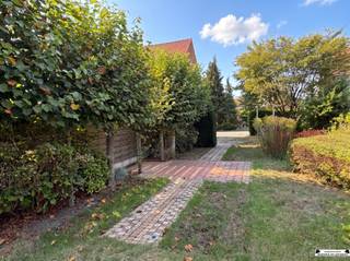 <p><span>Bouwgrond met zuidgerichte achterzijde in Kalmthout</span></p><p><span>Op zoek naar een bouwgrond om uw droomwoning te realiseren? <br />In de Eikelstraat in Kalmthout bieden wij dit mooi perceel aan.</span></p><p><span>De bouwgrond heeft een breedte van 9,01 meter en een diepte van 35,16 meter. <br />Er kan een woning worden gebouwd met een gevelbreedte van 6 meter. <br />De toegestane bouwdiepte bedraagt minimaal 8 meter en maximaal 12 meter.</span></p><p><span>Dankzij de zuidelijke oriëntatie van de achtergevel geniet u optimaal van de zon in de toekomstige tuin en leefruimtes.</span></p><p><span>Kenmerken:</span></p><ul><li><span>Perceelbreedte: 9,01 meter</span></li><li><span>Perceeldiepte: 35,16 meter</span></li><li><span>Mogelijke gevelbreedte: 6 meter</span></li><li><span>Bouwdiepte: minimaal 8 meter en maximaal 12 meter</span></li><li><span>Oriëntatie achtergevel: zuid</span></li></ul><p><span>Een mooie kans voor wie een woning volledig naar eigen smaak en wensen wil bouwen in Kalmthout.</span></p><p><span>Neem gerust contact met ons op voor meer informatie over de bouwmogelijkheden of voor een afspraak ter plaatse.</span></p>