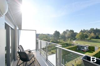 Op zoek naar een ruim en lichtrijk appartement op een gunstige locatie?<br />Deze aangename duplex combineert comfortabel wonen met een uitstekende bereikbaarheid.<br /><br />Je komt binnen via de inkomhal, die toegang geeft tot de ruime en lichtrijke leefruimte. De open, volledig geïnstalleerde keuken sluit hier mooi bij aan en zorgt voor een aangename leefomgeving. Daarnaast beschikt de verdieping over een ruime berging, gastentoilet en een terras met vrij uitzicht; een heerlijke plek om even te ontspannen.<br />Op diezelfde verdieping vinden we een eerste slaapkamer met een eigen douchekamer.<br />Op de eerste verdieping vinden we nog twee slaapkamers die gebruikmaken van een gedeelde badkamer. Een tweede apart toilet zorgt voor extra comfort.<br /><br />Extra praktisch is de privatieve kelderberging, ideaal voor het opbergen van fietsen, seizoensgebonden spullen of andere zaken die je liever uit het zicht houdt.<br /><br />De ligging is een absolute troef. Je woont vlak bij het gezellige centrum van Zwijnaarde, met Gent binnen handbereik en een vlotte verbinding naar de belangrijkste uitvalswegen en autosnelwegen.<br /><br />Ruimte, licht, comfort en een uitstekende bereikbaarheid: een duplex die heel wat te bieden heeft.<br /><br />Beschikbaar: 01/01/2027<br />Provisie: €65/maand