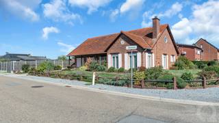 <p>Ontdek deze uitstekend onderhouden ruime eengezinswoning op een perceel van 6 A 66 CA. Gelegen in een fijne, rustige buurt in Laakdal, geniet u hier van een toplocatie nabij het gezellige centrum van Vorst.<br /><br />Het pand beschikt over een gunstig EPC-label D, wat betekent dat er GEEN renovatieverplichting geldt! <br /><br /><strong>Indeling</strong><br />+ Inkomhal<br />+ Leefruimte bestaande uit zithoek met houthaard en eetplaats<br />+ Aangrenzende keuken met toegang tot de veranda<br />+ Hal<br />+ WC<br />+ Koele berging<br />+ Ingerichte badkamer met ligbad, douche, enkel lavabomeubel en bidet<br />+ 3 volwaardige slaapkamers (mogelijkheid om EXTRA slaapkamers te creëren op de eerste verdieping)<br />+ Wasplaats (aansluiting WM/DK)<br />+Inpandige garage met houten kantelpoort (met toegang tot zolder)<br />+Berging met toegang tot de kelder<br /><br />De kelderverdieping is toegankelijk via de berging (deels volwaardig, deels kruipkelder).<br />De zolderverdieping is bereikbaar via een uittrekbare trap in de garage en biedt de mogelijkheid tot het creëren van extra slaapkamers.<br /><br /><strong>Exterieur</strong><br />+ Geklinkerde oprit aan weerszijden van de woning<br />+ Mooi aangelegde tuin<br />+ Aangenaam overdekt terrasje grenzend aan de keuken<br />+ Tuinberging<br /><br /><strong>Technische kenmerken & extra troeven</strong>:<br />+ EPC: 376 kWh/m²/jaar (Label D – GEEN renovatieverplichting!)<br />+ De woning is asbestveilig<br />+ regenwaterrecuperatie op WC en buitenkraan<br />+ Overal rolluiken aanwezig<br />+ CV op stookolie middels radiatoren en convectoren MAAR mogelijkheid om direct over te schakelen naar aardgas. De aardgasaansluiting is reeds voorzien<br />+ De elektrische installatie is niet conform het AREI<br />+ De vloerplaat van de zolder werd geïsoleerd<br /><br /><strong>Ligging</strong><br />U bevindt zich in een fijne, residentiële buurt nabij het centrum van Vorst. Scholen, winkels en lokale voorzieningen liggen binnen handbereik. Dankzij de centrale ligging tussen Geel en Tessenderlo profiteert u van een uitstekende mobiliteit en bent u via de nabijgelegen invalswegen in een mum van tijd op uw bestemming.</p>