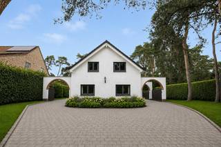 <p>Te koop: moderne casco open bebouwing in Keerbergen vlakbij scholen, winkels en openbaar vervoer.</p><p><br /></p><p>Deze solide woning combineert een doordachte indeling met aangename, lichtrijke leefruimtes. De woning werd volledig heropgebouwd en zal wind en waterdicht afgeleverd worden. Dankzij de slaapkamer en badkamer op het gelijkvloers geniet u van extra comfort en een levensloopbestendige woonoplossing. Grote raampartijen zorgen voor een overvloed aan natuurlijk licht en creëren een open, warme sfeer. Gelegen aan de Tremelobaan profiteert u bovendien van een vlotte bereikbaarheid en alle dagelijkse voorzieningen in de nabije omgeving.</p><p> </p><p>Belangrijkste ruimtes:</p><p>• Ruime inkomhal van 17 m²</p><p>• Lichte living met grote ramen en aansluitend eetkamer</p><p>• Moderne keuken met zicht op de tuin</p><p>• Gelijkvloerse slaapkamer (24 m²) en badkamer (9 m²)</p><p>• Drie extra slaapkamers (15 m² elk) op de verdieping</p><p>• Tweede badkamer (10 m²)</p><p>• Bureel (15 m²) op gelijkvloers ideaal voor thuiswerk 5de slaapkamer</p><p>• Berging voor extra opslag</p><p> </p><p>Troeven:</p><p>• Solide nieuwbouw constructie met vrije afwerkingsmogelijkheden naar keuze</p><p>• Slaapkamer en badkamer op gelijkvloers</p><p>• Grote raampartijen die zorgen voor veel licht</p><p><br /></p><p>Neem vandaag nog contact op met uw ERA-makelaar voor een bezoek.</p><p> </p><p>JOUW DROOMHUIS. ZO GEVONDEN!</p>