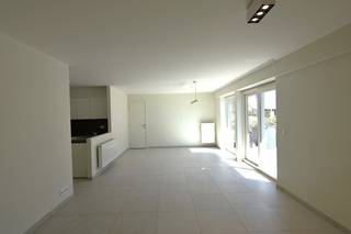 Dit leuke, lichtrijke 3-slpk appartement (105 m²) vinden we op het gelijkvloers van Residentie De Herder, een relatief jonge woonresidentie ('18), heel centraal gelegen tussen Roeselare en Rumbeke.<br />Het appartement is ideaal voor max. 4 gezinsleden en onmiddellijk beschikbaar.<br />Er zijn 2 kinderkamers met badkamer (douche &amp; dubbele wastafel) alsook de grotere slaapkamer met annex badkamer (ligbad, toilet, enkele wastafel).<br />Verder de grote leefruimte met open ingerichte keuken, ruime berging/wasplaats, groot zongericht terras en een apart sas voor vestiaire met gastentoilet.<br /><br />Het appartement is bovendien ook voorzien van een ondergrondse privé parkeerplaats.<br />Laag energieverbruik (E-peil: 55 kWh/m²) én bovendien voorzien van zonnepanelen.