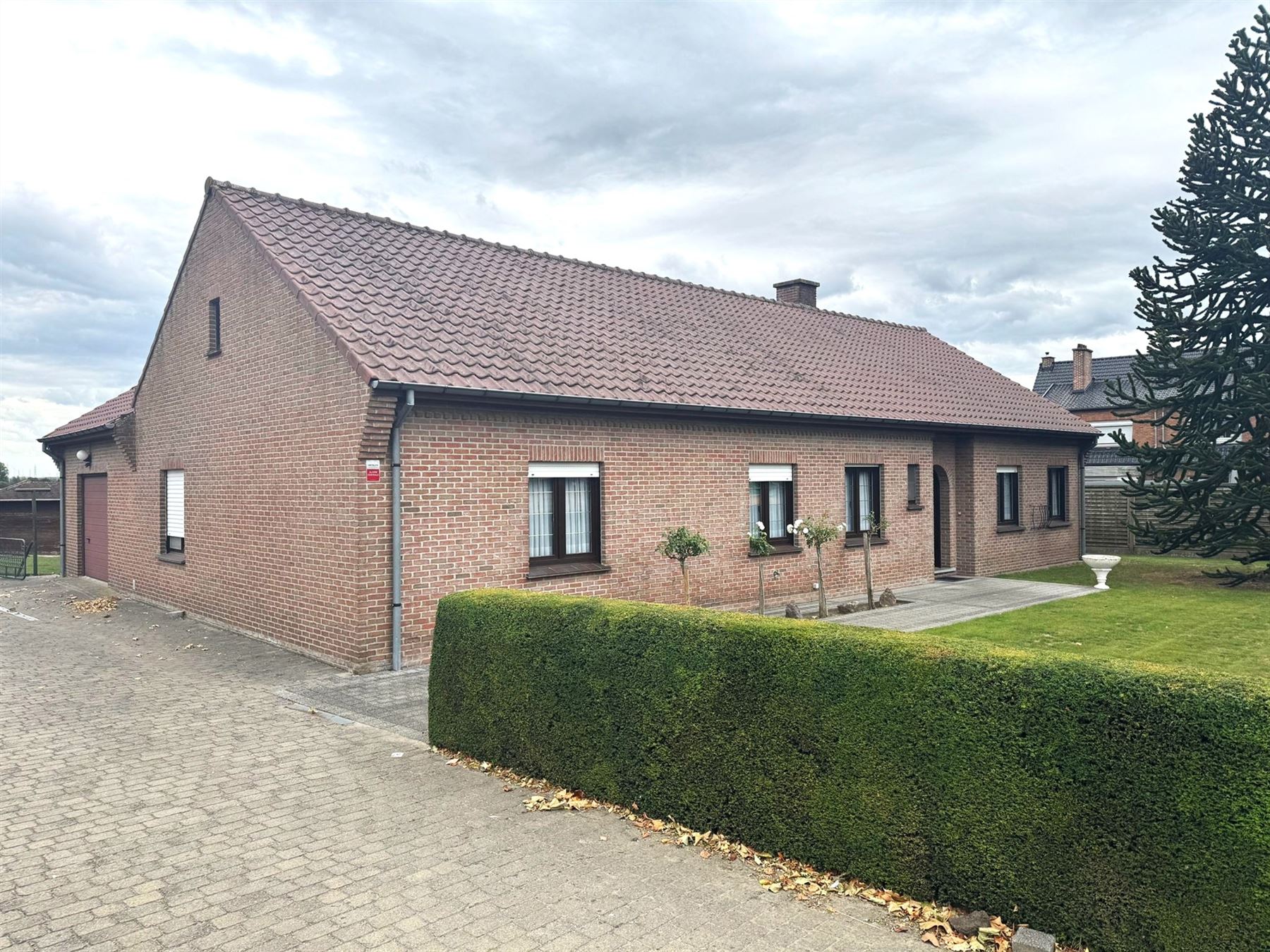 Ruime woning met drie slaapkamers en grote veranda - foto 1