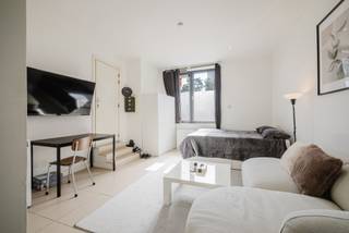 <strong>Wonen op een locatie die zelden op de markt komt!</strong><br /><br /><strong>LIGGING</strong><br /><br />Deze studio blinkt vooral uit door iets wat onmogelijk te creëren is, namelijk een uitzonderlijke ligging.<br />Gelegen aan de Leie, midden in het historische centrum van Gent, woont u hier op één van de meest gegeerde locaties van de stad. <br />Een plek waar geschiedenis, cultuur, gastronomie en stadsleven naadloos samenvloeien.<br /><br />Vanuit deze kleinschalige residentie wandelt u in enkele minuten naar de Vrijdagsmarkt, het Patershol, Sint-Jacobs en het Baudelopark.<br />Hier geniet u dagelijks van de unieke sfeer die Gent internationaal zo geliefd maakt.<br />Gezellige terrasjes, restaurants, trendy boetieks, universiteiten, culturele evenementen en historische monumenten bevinden zich letterlijk om de hoek.<br />Tegelijk zorgen de uitstekende verbindingen met het openbaar vervoer ervoor dat de rest van de stad en daarbuiten moeiteloos bereikbaar blijft.<br /><strong>MOBISCORE: 9,3/10! </strong><br /><br /><strong>INDELING</strong><br /><br />Binnenin beschikt de studio over een aangename open leefruimte met geïntegreerde keuken, waardoor een gezellige en praktische woonomgeving ontstaat.<br />Daarnaast is er een badkamer voorzien van douche, wastafel en toilet.<br />De efficiënte indeling zorgt ervoor dat elke vierkante meter optimaal benut wordt.<br /><br />Momenteel is de studio verhuurd tot eind augustus 2026, wat het niet alleen aantrekkelijk maakt voor eigen bewoning maar ook voor investeerders.<br /><br /><strong>Deze eigendom biedt een zeldzame combinatie van ligging, bereikbaarheid en toekomstwaarde.</strong><br /><br />Contacteer Kevin: <strong>0476 66 55 50</strong><br />(Sommige beelden zijn referentiebeelden)
