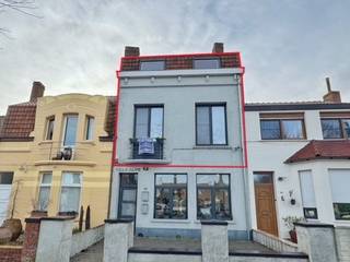 Instapklaar duplex appartement in De Panne <br /><br />Ruime inkomhal met trap naar het 1e verdiep, waar zich twee slaapkamers bevinden en een moderne badkamer met dubbele wastafel, toilet en ruime inloopdouche.<br />Via de trap bereik je het 2e verdiep met een aangename open leefruimte en volledig uitgeruste keuken, voorzien van vaatwasser, oven en frigo.<br /><br />Gelegen op een gunstige locatie nabij winkels, parken, openbaar vervoer en op korte afstand van het centrum en het strand van De Panne.<br /><br />Meer info, documenten en virtueel bezoek: www.immodepanne.be