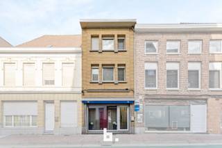 Deze centraal gelegen woning bevindt zich op wandelafstand van het bruisende stadscentrum van Menen en biedt tal van mogelijkheden dankzij de ruime handelsruimte en de woonst met zonnige koer en overdekte terrassen.<br /><br />De indeling van deze parel is als volgt:<br /><br />Polyvalente handelsruimte met diverse inrichtingsmogelijkheden, verder is hier een badkamer, een extra leefruimte en heeft u rechtstreekse toegang tot de ruime buitenkoer met overdekt terras en tuinhuis.<br />Op de eerste verdieping bevindt zich de woonkamer met recente, volledig uitgeruste keuken en directe toegang tot een zonnig terras. Op de tweede verdieping bevinden zich 3 slaapkamers en een badkamer. Verder is er een droge kelder aanwezig in de woning.<br /><br />Extra troeven:<br /><br />-Centrale ligging<br />-Grote, lichtrijke handelsruimte met veel potentieel<br />-Zonnig terras met tuinhuis<br />-Overdekt terras<br />-Goedgekeurde elektriciteit<br /><br />Benieuwd naar wat deze woning te bieden heeft?<br />Plan vandaag nog uw afspraak!