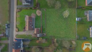 KIJKDAG ZAT. 14/02 VANAF 10u (OP AFSPRAAK 053/60.65.60) <br /><br />PAJOTTEGEM- In het hart van het rustige en landelijke Sint-Pieters-Kapelle bevindt zich deze charmante en ruime vrijstaande woning, gelegen op een mooi perceel van ca. 30 are met een perceelbreedte van 38 meter. Het volledige perceel is gelegen in woongebied met landelijk karakter, wat tal van mogelijkheden biedt. Bovendien geniet de woning van een open en groen zicht aan de achterzijde.<br /><br />Bij het betreden van de woning kom je binnen in een aangename inkomhal met apart gastentoilet. De lichtrijke woonkamer sluit naadloos aan op de eetkamer met een mooi zicht op de open tuin. De keuken biedt toegang tot de praktische garage van 35m².<br />Op de eerste verdieping leidt de nachthal naar drie slaapkamers, waarvan één toegang geeft tot de opbergzolder, een badkamer en apart toilet. <br />Bijkomend beschikt de eigendom over een bijgebouw van ca. 30 m², ideaal als extra bergruimte, hobbyruimte of atelier. Er is voldoende parkeergelegenheid op het perceel en de woning is voorzien van volledig dubbele beglazing.<br /><br />Het EPC is momenteel label E, wat een renovatieplicht met zich meebrengt. Positief is dat dak, muren en vloeren reeds geïsoleerd zijn. Door de elektrische verwarming te vervangen door bijvoorbeeld lucht-lucht warmtepompen of centrale verwarming op gas, kan het EPC aanzienlijk verbeterd worden.<br />Een woning met veel potentieel, op een uitstekende landelijke ligging.<br /><br />De vermelde prijs is een richtprijs. Na ontvangst van de biedingen zal de verkoper beslissen of hij/zij de eigendom verkoopt aan het beste bod. De richtprijs is aldus niet bindend voor de verkoper. Voor meer info kunt u ons contacteren of het reglement raadplegen op onze website.