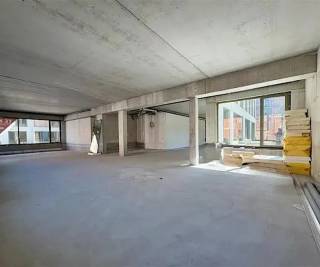 Kantoren/commerciële ruimtes te koop op de Brusselsesteenweg 106 in Tervueren, op de oude site van de Gito School. <br /><br />De eenheden worden casco geleverd, wat betekent dat u de vrijheid heeft om de ruimte naar eigen wens in te richten en aan te passen aan de behoeften van uw bedrijf. Dit biedt een geweldige mogelijkheid om een ruimte te creëren die perfect aansluit bij uw specifieke bedrijfsactiviteiten.<br /><br />De Brusselsesteenweg is een drukke verkeersader en biedt uitstekende zichtbaarheid en bereikbaarheid voor uw bedrijf. De site is gemakkelijk bereikbaar met het openbaar vervoer met een bushalte op 3 min wandelafstand, maar ook met de wagen met de ring van Brussel (R0) op 5 min.<br />Bovendien bevindt de locatie zich in de nabijheid van andere praktische voorzieningen, waardoor er een constante stroom van potentiële klanten en zakelijke kansen aanwezig is.<br />Parking unit: 36.500 €.