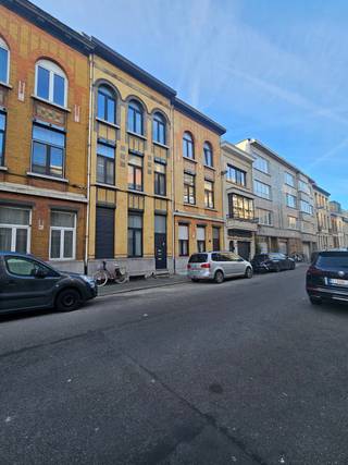 Dit duplex appartement op de tweede verdieping van een kleinschalig gebouw (slechts 3 appartementen) biedt veel ruimte en comfort in<br />een levendige stadsbuurt. <br /><br />Het appartement beschikt over een ruime, lichtrijke leefruimte met eetgedeelte en een open keuken met groot raam.<br />De keuken is voorzien van veel opbergruimte en is uitgerust met gasvuur, ingebouwde oven en een grote koelkast met diepvriesvak. Aansluiting voor wasmachine is voorzien. De badkamer met daglicht ligt naast de keuken.<br />Op de dakverdieping bevinden zich twee grote slaapkamers, ideaal voor een koppel, klein gezin of wie gewoonweg extra ruimte zoekt.<br />Er is ook nog een (droge) kelderberging beschikbaar.<br /><br />De ligging is een sterke troef: tussen Park Spoor Noord, Stuivenberg en Spoor Oost, op 20 minuten wandelen van het Centraal Station. Openbaar vervoer, scholen, universiteit, supermarkten en een goede bakker liggen vlakbij. Alles wat je dagelijks nodig hebt, is op wandelafstand. De buurt is levendig en volop in ontwikkeling, met nieuwe groene zones en voorzieningen.<br /><br />Huurwaarborg: 3 maanden via Korfine - Plaatsbeschrijving intrede: 225 incl. BTW per partij - Provisie van 45 euro