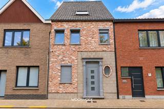 <p>Deze ruwbouw-winddichtte in Zele biedt een perfecte basis voor een groeiend gezin of biedt interessante mogelijkheden indien u zelf wenst af te werken naar smaak. Het pand combineert een solide structuur met isolerende waarden anno 2026.</p><p>Met maar liefst zes slaapkamers beschikt deze woning over volop ruimte voor een groot gezin, kinderen, werkvertrekken of investeringspotentieel. De totale grondoppervlakte bedraagt 310 vierkante meter, met een bebouwde oppervlakte van 170 vierkante meter. De indeling voorziet in twee badkamers, wat comfort en praktische voordelen biedt voor huishoudens met meerdere leden.</p><hr /><p>De voorgevel demonstreert een aangename mix van traditionele bouwelementen met rode bakstenen en natuurstenen details, wat het pand een solide en waardig voorkomen geeft. De moderne raamafwerkingen zorgen voor goed lichtinval. Een karakteristieke dakstructuur met natuurleien tegels onderstreept het klassieke karakter van deze woning.</p><p>Het perceel beschikt over een ruim achtertuingebied dat omheind is. Deze groene oase biedt tal van mogelijkheden: van recreatief gebruik tot tuinbouw. De tuin vormt een prettige buffer naar omliggende panden en voegt flink aan de leefkwaliteit toe.</p><hr /><p>De afbeeldingen tonen dat het pand momenteel in opbouw is. Dit betekent dat u de kans heeft om het naar uw specifieke wensen in te richten. De ruwe werken zijn zichtbaar voortgeschreden met moderne elektriciteitsinstallaties en verwarmingssystemen in aanbouw. Dit biedt flexibiliteit in afwerkingskeuzes en materialen. Het pand is reeds gepleisterd!</p><p>Gelegen in Zele, een dynamische gemeente met goede verbindingen naar omliggende steden. De ligging biedt een rustige woonomgeving met behoud van voorzieningen.</p><p>Vanwege het aantal slaapkamers en de ruime oppervlakte biedt dit pand interessante perspectieven voor verschillende doelgroepen: starters met kinderen, uitgebreide families of beleggers in de residentiële markt.</p><hr /><p>Dit huis is een unieke kans voor wie op zoek is naar ruimte, conformiteit in een betaalbaar segment.</p><p>Vraag uw bezoek eenvoudig online aan, telefonisch via 09 310 77 07 of via info@woonhoekvastgoed.be</p>