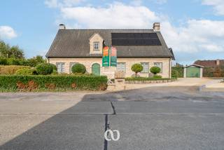 SCHRIJF JE IN VOOR HET EERSTE BEZOEKMOMENT VAN DONDERDAG 1 OKTBOER VIA ONZE WEBSITE!<br /><br />Ben jij op zoek naar een ruime, instapklare gezinswoning met 4 slaapkamers, een gezellige tuin en heel wat parkeerplaats? Gevonden!<br /><br />De vlot bereikbare ligging, de lichtrijke leefruimtes, de prachtige keuken, de gerenoveerde badkamer en de vele parkeermogelijkheden zijn maar enkele van de vele troeven die we hier terugvinden!<br /><br />INDELING:<br /><br />GLV: Je komt de woning binnen via de ruime inkomhal met gastentoilet. Van hieruit heb je toegang tot de ruime en lichtrijke living die verder doorloopt naar de eetkamer en de prachtige keuken. Verder beschikt het gelijkvloers over een zeer ruime kamer die perfect kan dienen als bureau of extra slaapkamer, een gerenoveerde badkamer, een praktische berging en een grote garage.<br /><br />1eV: Op het eerste verdiep kom je boven in de nachthal. Hier bevinden zich drie zeer ruime slaapkamers en een dressing. Daarnaast is er nog een grote zolderruimte die ideaal is als extra bergruimte.<br /><br />KELDER: De woning beschikt bovendien over een praktische kelder voor extra opslagruimte.<br /><br />TUIN + PARKEREN: Achter de woning bevindt zich een gezellige tuin. Daarnaast beschikt de woning over heel wat parkeermogelijkheden, wat een mooie extra troef is.<br /><br />Lijkt deze ruime gezinswoning wel iets voor jou? Aarzel dan zeker niet en contacteer ons vandaag nog om een bezoek in te plannen!