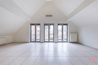 Vandaag nemen we je mee naar een instapklaar appartement gelegen in Wintam. Het appartement wordt omringd door groen, rust en bevindt zich vlak bij de dijk.<br /><br />Het appartement is beschikbaar via twee ingangen, één vooraan en één achteraan. Beide zijn privatieve ingangen, er is geen gemeenschappelijke inkom.<br /><br />Bij het betreden van het appartement langs de voorzijde kom je terecht in de inkomhal. Deze geeft toegang tot verschillende ruimtes, als eerste de ruime en open leefruimte met aansluitend de keuken met deels vernieuwde toestellen. Verder beschikt het appartement over twee slaapkamers, een badkamer met douche, bad en dubbele lavabo, een praktische berging en een apart gastentoilet.<br /><br />Zeer praktisch is dat het appartement over een ruime opbergzolder beschikt, die te bereiken is via een uitschuifbare trap.<br /><br />Het appartement biedt twee prachtige buitenruimtes, zowel een terras aan de leefruimte met een mooi open zicht als een tuin langs de achterzijde van de keuken.<br /><br />Verder is er nog een autostaanplaats in de prijs inbegrepen.<br /><br />Ben je opzoek naar een leuk appartement? <br />Contacteer ons gerust via yordi@julimmo.be of 03 303 39 36.