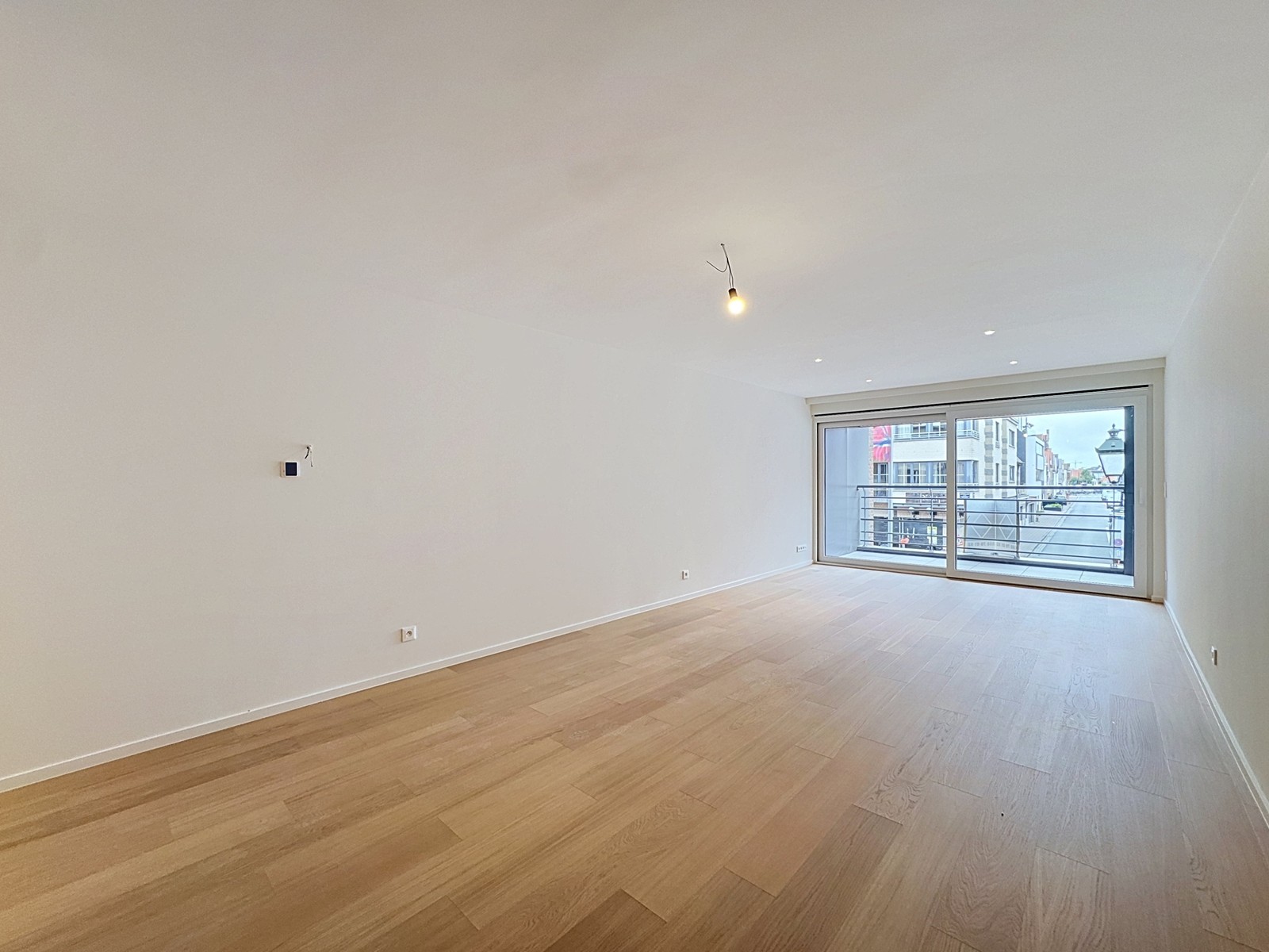 Exclusief gerenoveerd en energiezuinig app. met 2 slpks, 2 badks én ZUIDger. terras! - foto 1