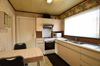 Deze verzorgde en instapklare woning is gelegen op een uiterst aangename locatie waar een rustige woonomgeving en een vlotte bereikbaarheid hand...