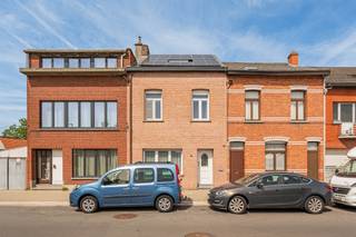 <p>Welkom in de Eduard Anseelestraat 94, een gezellige gezinswoning op wandelafstand van winkels, scholen, horeca en openbaar vervoer. Dankzij de nabijheid van de A12 en N16 kent de woning tevens een goede verbinding met Antwerpen, Brussel, Mechelen en Sint-Niklaas. </p><p></p><p>De inkomhal is voorzien van een vestiaire en geeft toegang tot de ruime leefruimte met haard, wat extra sfeer en warmte brengt in de koude wintermaanden. Vervolgens betreden we de geïnstalleerde keuken met vernieuwde dakkoepels (3-dubbel), de wasplaats en badkamer (ligbad, douche, lavabo en toilet). Achteraan kan je genieten van de buitenlucht op het knus terras met klein tuintje. De eerste verdieping is voorzien van 2 grote slaapkamers. Het is perfect mogelijk om de grootste kamer op te toveren in 2 kamers. Via een vaste trap bereiken we de zolderverdieping, ook deze biedt tal van mogelijkheden tot het creëren van extra kamers of polyvalente ruimte. De kelder zorgt op zijn beurt weer voor extra stockage. </p><p></p><p>Stedenbouwkundige info: aangevraagd</p><p>De woning is uiterlijk 3 maanden na akte beschikbaar met een bezettingsvergoeding van 900€/maand. <br />plan online je bezoek: https://app.mason.immo/booking/701x5z </p><p>Meer info en documenten op www.malines-group.be </p>