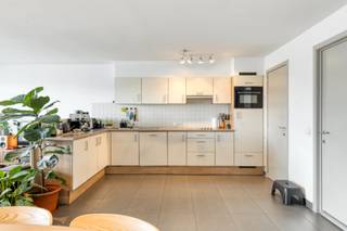<strong>Ruim 3-slaapkamerappartement met zuidgericht terras en open zichten.</strong><br /><br />Op de vijfde verdieping bevindt zich dit ruime en lichtrijke appartement met een aangenaam open gevoel.<br /><br />Het appartement beschikt over drie volwaardige slaapkamers, waarvan één slaapkamer is voorzien van een eigen douchekamer en terras met uitzicht op groen en water. In de nachthal bevindt zich bovendien een tweede, volwaardige badkamer.<br /><br />De lichtrijke leefruimte sluit aan op een ruim, zuidgericht terras. Twee praktische bergingen in het appartement zorgen voor extra opbergruimte.<br /><br />Daarnaast beschikt het appartement over een private kelderberging en is er een gemeenschappelijke fietsenberging. Er is tevens de mogelijkheid om een ondergrondse autostaanplaats aan te kopen (€ 30.000).<br /><br />Met een EPC-label A geniet u hier bovendien van een energiezuinige en comfortabele woonomgeving.<br /><br />De ligging vormt een extra troef: vlot bereikbaar via de nabijgelegen invalswegen en uitstekend verbonden met de fietsostrade.