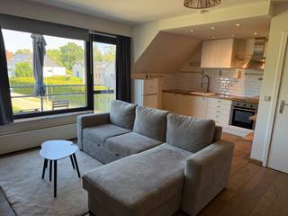 . Bemeubeld Appartement met 1 slaapkamer , binnen de grote ring in Hasselt. Appartement bevindt zich op de 2de verdieping. Kom binnen via de inkomhal waar zich tevens een berging bevindt met aansluiting voor een wasmachine. Vervolgens een leefruimte met open keuken en toegang tot het pas vernieuwde terras. Ook is er sinds 2024 airconditioning voorzien in de leefruimte. Verder is er de badkamer met bad en wc en de slaapkamer. Sinds 2025 zijn de ramen vernieuwd met ventilatie. Ruime kelder aanwezig en parkeerplaatsen voor het gebouw.