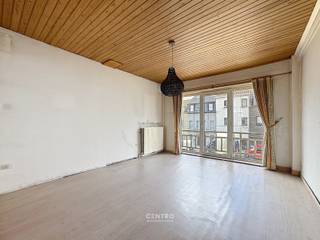 <br />Betaalbare gezinswoning met 4 slaapkamers, garage en terras te Uitkerke!<br /><span><span><span><span><span><span><span><span><span><span><span><span><span><span>Op zoek naar een betaalbare woning aan de Belgische kust met ruimte voor het hele gezin? Dan is deze woning te Uitkerke zeker het ontdekken waard!</span></span></span></span></span></span></span></span></span></span></span></span></span></span><br /><br /><strong>INDELING:<br /><u><em>Gelijkvloers:</em></u></strong><br />Inkomhal - berging - badkamer (O.a. met lavabo, toilet en ligbad met geïntegreerde douche) - kelder - garage (met automatische sectionale poort).<br /><br /><u><em><strong>Eerste verdieping:</strong></em></u><br />Hal - living met open keuken - wasplaats (met voorzieningen voor wasmachine en droger) - afzonderlijk gastentoilet - zonneterras.<br /><br /><u><em><strong>Tweede verdieping:</strong></em></u><br />Nachthal - 2 ruime slaapkamers (met elk een eigen lavabo).<br /><br /><u><em><strong>Derde verdieping:</strong></em></u><br />Ruime nachthal (Plaats om een badkamer te creëren/ lavabo reeds aanwezig) - 2 slaapkamers.<br /><br /><u><em><strong>Vierde verdieping:</strong></em></u><br />Geïsoleerde zolder.<br /><br /><u><strong>Opmerkingen:</strong></u><br />- Overal DUBBELE beglazing (PVC).<br />- CV op aardgas.<br />- Geen renovatieplicht (Epc = 344 kWh/m2).<br />- Parlofonie aanwezig.<br /><br /><span><span><span><span><span><span><span><span><span><span><span><span><span><span>Deze charmante woning biedt maar liefst </span><span>4 slaapkamers</span><span>, een </span><span>garage</span><span> én een aangenaam </span><span>terras. Een ideale combinatie voor gezinnen, koppels die extra ruimte wensen of wie op zoek is naar een interessante woning aan zee. De woning beschikt over een praktische indeling en biedt tal van mogelijkheden om er helemaal uw eigen thuis van te maken. Dankzij de vier slaapkamers is er voldoende ruimte voor een gezin, een hobbykamer, thuiskantoor of logeerkamer. </span></span></span></span></span></span></span></span></span></span></span></span></span></span> <span><span><span><span><span><span><span><span><span><span><span><span><span><span>Een woning met ruimte, mogelijkheden en een uitstekende ligging, voor een aantrekkelijke prijs.</span></span></span></span></span></span></span></span></span></span></span></span></span></span><br /><span><span><span><span><span><span><span><span><span><span><span><span><span><span>Interesse? </span><span>Neem vandaag nog contact op voor meer informatie of een bezoek: 050/70.01.02 - info@centro.be.</span></span></span></span></span></span></span></span></span></span></span></span></span></span>