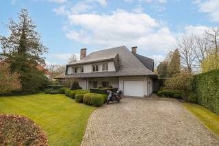 Goed onderhouden klassieke villa in hartje Vriesdonk, gelegen in een éénrichting straat.  Verschillende scholen en sportclubs op wandel-...