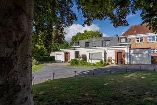 In het hart van het gezellige en rustige Stasegem worden deze twee aanpalende op te frissen woningen samen aangeboden. Dankzij de gedeelde oprit, ruime voortuinen en uitstekende ligging vormen ze een uitstekende opportuniteit voor investeerders die op zoek zijn naar een project met potentieel voor meerwaarde, herontwikkeling of verhuur.<br /><br />Beide woningen beschikken over een grote voortuin, veel parkeermogelijkheden, een kelder, extra bergruimte en een garage.<br /><br />Indeling woning links: Gelijkvloers: inkomhal, woonkamer met aansluitende keuken, berging, badkamer. Verdieping: 3 slaapkamers. <br /><br />Indeling woning rechts: Gelijkvloers: ruime inkomhal, lichtrijke woonkamer met aansluitende keuken, veranda, slaapkamer op het gelijkvloers, gezellig terras aan de zijkant. Verdieping: zeer grote slaapkamer die makkelijk opsplitsbaar is tot 2 volwaardige kamers, grote badkamer.<br /><br /><br />Waarom net dit aanbod overwegen?<br /><br />-> twee aanpalende woningen<br />-> goeie ligging<br />-> tuin en parkeermogelijkheden<br />-> ideaal voor projectontwikkeling, kangoeroewonen of verhuur<br /><br />Interesse, bel 0486 05 88 88<br />Attesten & documenten: www.nestr.be