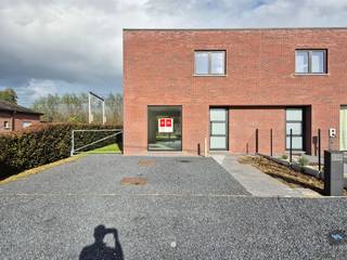 <p><span>WAASMUNSTER </span><span>- Ben je op zoek naar een energiezuinige nieuwbouw woning in een rustige straat? Dan is dit jouw kans!</span></p><p><span> </span></p><p><span>Enkele troeven op een rij:</span></p><ul><li><span>Engergiezuinig wonen</span><span> dankzij een geothermische warmtepomp, zonnepanelen en doorgedreven isolatie - </span><span>E-Peil < 20 - EPC 4</span></li><li><span>Instapklaar - </span><span>de volledige woning is geschilderd en voorzien van verlichting</span></li><li><span>R</span><span>ustige ligging</span><span> vlakbij de N70</span></li><li><span>Vloerverwarming</span><span> doorheen de volledige woning</span></li><li><span>Oprit met parking voor 2 wagens.</span></li></ul><p><span> </span></p><p><span>De indeling is als volgt:</span></p><p><span>Via de inkomhal met trap en gastentoilet kom je in de </span><span>lichtrijke leefruimte</span><span> met open keuken. </span></p><p><span>Dankzij de grote raampartijen geniet je hier van veel natuurlijk licht.</span></p><p><span><br />De </span><span>volledig uitgeruste keuken</span><span> beschikt over een kookvuur, dampkap, oven, vaatwasser, koelkast en diepvriezer. </span></p><p><span>Aansluitend bevindt zich een ruime berging/wasplaats. </span></p><p><span> </span></p><p><span>De </span><span>tuin rondom de woning</span><span> beschikt over een ruim terras en een oprit met plaats voor twee wagens. Tuinhuis (3x3) is voorzien.</span></p><p><span>De tuin is aan de zijkant van de woning toegankelijk via een poort.</span></p><p><span> </span></p><p><span>Op de eerste verdieping zijn er </span><span>drie slaapkamers</span><span> en een moderne badkamer met </span><span>inloopdouche en lavabomeubel</span><span>. </span></p><p><span>Verder is er ook een apart toilet in de nachthal.</span></p><p><span> </span></p><p><span>De woning is onmiddellijk </span><span>beschikbaar</span><span>.</span></p><p><span>Huurprijs</span><span>: 1.350 Euro</span></p><p><span>EPC</span><span>: 4</span></p><p><span> </span></p><p><span>Interesse in deze mooie woning? Vraag dan snel je bezoek aan via onze website!</span></p><p><span> </span></p><p><span> </span></p>