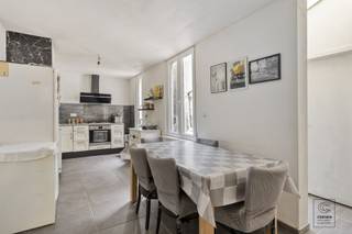 <p>Bij het betreden van deze <strong>charmante woning</strong> komt u terecht in de inkomhal, die toegang biedt tot de gezellige eetkamer en de <strong>geïnstalleerde keuken</strong>. De keuken is uitgerust met alle hedendaagse comfort, waaronder een oven, microgolfoven en een 4-pits gasvuur. Via een dubbele deur bereikt u de <strong>lichtrijke woonkamer</strong>. Op de eerste verdieping bevinden zich de ruime masterbedroom, een tweede slaapkamer en de stijlvolle badkamer. Deze is voorzien van een inloopdouche, dubbele lavabo en aansluiting voor wasmachine/droogkast. De tweede verdieping biedt plaats aan nog drie extra slaapkamers, ideaal als kinderkamers, bureau of hobbyruimte.</p><p>Tot slot beschikt de woning over een <strong>gezellige stadskoer</strong> met veel potentieel.</p><p>Extra troeven:<br />- EPC: 331 kWh/m² (D-score → GEEN renovatieverplichting) <br />- Perceelscore A, gebouwscore A<br />- Niet gelegen in (mogelijk) overstromingsgevoelig gebied, noch in afgebakend overstromingsgebied of risicozone<br />- Bestemming: woongebied, verdere stedenbouwkundige informatie in aanvraag</p><p>Nabij school, winkels, autosnelweg, openbaar vervoer, etc. Voor meer info ga naar www.coenenvastgoed.be of bel 03/375.82.92.</p>