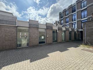 Het kantoor beschikt over een eigen ingang, wat zorgt voor maximale privacy en toegankelijkheid. De ruimte van 40 m² is lichtrijk en uitgerust...