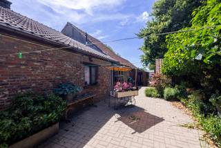 Deze charmante open bebouwing is landelijk gelegen in een rustige doodlopende straat in Laakdal, waar u geniet van rust, privacy en een groene omgeving. Hoewel de woning een opfrissing of renovatie kan gebruiken, biedt ze dankzij haar karakter en topligging heel wat potentieel.<br /><br />Via de inkomhal komt u in de gezellige leefruimte met authentieke houten balken en een sfeervolle haard. Verder beschikt de woning over een keuken, 3 slaapkamers, een badkamer, praktische bergruimtes en een garage.<br /><br />Buiten vindt u een volledig omheinde tuin met veel privacy, een gezellig terras en een ruime oprit met garage.<br /><br />Troeven van deze woning:<br /><br />* Landelijk gelegen in een doodlopende straat<br />* Mooie, volledig omheinde tuin<br />* Authentieke elementen met veel charme<br />* Garage en ruime oprit<br />* Te renoveren naar eigen smaak<br />* Vlotte verbinding naar de E313, Geel en Tessenderlo<br /><br />Woongebied – Vergunning verleend – Geen verkavelingsvergunning – Geen dagvaarding – Geen voorkooprecht<br /><br />Bel ons op 014/95.37.50 of mail naar secretariaat@degroot-celen.be