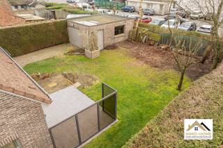 Deze vrijstaande woning is gelegen in een heel rustige woonwijk, op de rand van Lochristi. Via een leuke inkomhal (met gastentoilet) kom je tot in de ruime leefruimte, waar de vele raampartijen zorgen voor een aangename lichtinval. De haard zorgt dan weer voor extra gezelligheid in de donkere wintermaanden. De aanpalende keuken is ruim en praktisch ingericht, en zo kom je verder tot in de inpandige garage met plaats voor extra opbergruimte en een wasplaats. Op de eerste verdieping is er voorzien in drie ruime slaapkamers, en een badkamer met zowel ligbad als douche. Veel extra opbergruimte vinden we terug in de vrijstaande garage, op het einde van een lange oprit met plaats voor meerdere wagens. Genieten van het buitenleven kan in alle rust op het ruime terras in de leuke tuin. Inschrijven via mail naar tommy@immo-home.be, geen telefonische inschrijvingen! Volg ons op Fb en Insta. Voor meer info: www.immo-home.be. GRATIS SCHATTING &amp; GRATIS FINANCIEEL ADVIES