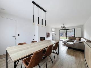 <p>Deze goed gelegen gezinswoning combineert ruimte, comfort en een aangename buitenbeleving. Via de inkomhal met gastentoilet betreedt u de woning. De ruime leefruimte met zit- en eethoek geniet van een mooi zicht op de zonnige, onderhoudsvriendelijke tuin. Aansluitend bevindt zich de zeer ruime, halfopen en volledig geïnstalleerde keuken, eveneens met tuinzicht. Vanuit de keuken is er directe toegang tot de garage met douche, bergruimte en wasplaats, wat zorgt voor extra praktisch gemak.</p>
<p>De tuin is ideaal om te ontspannen, met zonnige terrassen en een tuinhuis met overdekte lounge. Op de eerste verdieping bevinden zich vier volwaardige slaapkamers en een badkamer uitgerust met bad/douche, dubbele lavabo en toilet. Een vaste trap leidt naar de zolderverdieping, die nog vrij in te richten is naar eigen wensen.</p>
Een ideale woning voor wie op zoek is naar een ruim en comfortabel gezinshuis op een aantrekkelijke locatie.<br /><br />Extra troeven:<br /><br />
<ul>
<li>energiezuinig</li>
<li>airco</li>
<li>Alarm en brandalarm</li>
<li>regenwaterput</li>
<li>rolluiken</li>
<li>elektrische zonnescreens</li>
<li>videofoon</li>
<li>gelegen nabij belangrijke invalswegen, winkels, school</li>
<li>instapklaar</li>
</ul>
<br />
<p>Deze woning is te koop ZONDER makelaar via het concept van Smart Houses. Wenst u verdere inlichtingen of een bezoek? Contacteer rechtstreeks de eigenaar via 0499 919 973 </p>