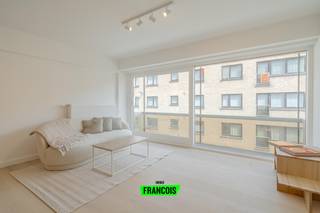 Ontdek dit prachtig volledig gerenoveerde appartement, gelegen in de Jules Peurquaetstraat te Oostende. Dankzij de centrale ligging geniet u hier...