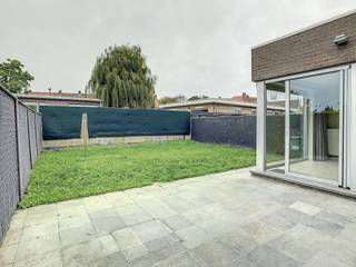 This house is located in a quiet neighborhood in the village center of Beveren-aan-de-IJzer. Very rural but about 20 minutes' drive from central cities of Poperinge and Veurne. In the village itself, there is a café and a village point. <br /><br />Layout:<br /><br />* Ground floor 0:<br />- entrance hall<br />- separate toilet <br />- bright living space (44 m²) <br />- open kitchen (16 m²) with built-in cupboards, sink, fridge, ceramic hob with hood, microwave and freezer<br />- laundry room (7.5 m²)<br />- indoor garage (18 m²) with automatic gate<br /><br />* Floor +1:<br />- night hall<br />- separate toilet <br />- 3 spacious bedrooms (18, 17 & 14 m²) including 1 with dressing area<br />- bathroom (11 m²) equipped with a bath, shower cubicle and double sink with linen cupboards<br /><br />* Floor +2: <br />- attic<br /><br />* Outdoor level:<br />- south-facing garden with terrace <br />- garden shed<br /><br />=> EPC label B<br />=> Water softener available<br />=> Immediately available