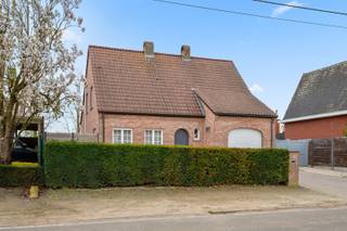Deze bijzonder verzorgde en instapklare landelijke woning is rustig gelegen aan de rand van Putte en combineert charme met hedendaags comfort.<br /><br />Bij het betreden van de woning komt u in de inkomhal met gastentoilet. De ruime en lichtrijke living biedt een prachtig zicht op de tuin dankzij het grote dubbele raam achteraan.<br />Aansluitend bevindt zich een moderne, hedendaagse keuken met alle nodige comfort, evenals een praktische berging/bijkeuken en een inpandige garage.<br /><br />Op de eerste verdieping bevinden zich vier volwaardige slaapkamers. De recent gerenoveerde badkamer is stijlvol ingericht en voorzien van een inloopdouche, ligbad, lavabo en toilet. Daarnaast is deze verdieping uitgerust met airconditioning, wat zorgt voor extra comfort het hele jaar door.<br /><br />Verder beschikt de woning over een ruime bergzolder van meer dan 20 m².<br /><br />De woning is volledig vrijstaand en omgeven door een mooie, onderhoudsvriendelijke tuin. Buiten geniet u van twee overdekte terrassen en een handig tuinhuis, ideaal voor extra opslag of hobbyruimte.<br /><br />Een ideale gezinswoning voor wie op zoek is naar rust, ruimte en comfort, met een instapklaar karakter.<br /><br />Interesse? Bekijk nu alvast de foto's en virtuele toer op onze website www.dplusvastgoed.be<br /><br />Neem gerust contact op voor meer informatie of een bezoek ter plaatse.<br />Bel 0475 59 90 00 of mail yves@dplusvastgoed.be<br /> 