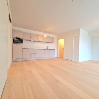 In het hart van bruisend Hasselt vindt u dit prachtige en instapklare 2-slaapkamer appartement met superligging.<br />De hoge plafonds zorgen samen met de grote raampartij in de leefruimte/keuken voor een erg aangename lichtinval.<br />De twee comfortabele slaapkamers zijn praktisch ingedeeld, net als de badkamer, de technische ruimte en de inkomhal.<br /><br />Vanop het riante terras van ca. 15 m² geniet u van een rustgevend uitzicht op de mooi groene binnenkoer/groendak, waardoor u midden in de stad toch omringd bent door groen. Een extra troef is de garagemogelijkheid in hetzelfde gebouw mét fietsenstalling, inclusief de optie om uw elektrische wagen te laden.<br /><br />Dit appartement is tot in de puntjes afgewerkt, zodat u er zonder zorgen kunt intrekken. Bent u op zoek naar een centraal gelegen, kwalitatief afgewerkt appartement in hartje Hasselt? Dan is dit uw kans! Neem snel contact met ons op voor meer informatie of een bezichtiging. Startdatum kan besproken worden met verhuurder.