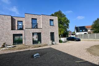 Nieuwbouwwoning in centrum Broechem met 3 slaapkamers !Indeling : Inkomhal , apart toilet , woonkamer met open keuken , berging .Verdiep : Nachthal ,...