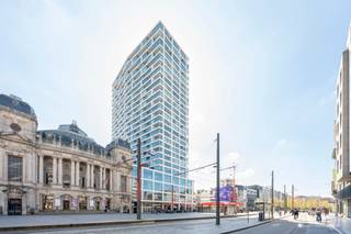 Wonen in het centrum van de Stad, aan het vernieuwde operaplein, op de kroon van de Meir en luttele fietsminuten van het Zuid en het Eilandje.<br />Metropool Antwerpen tussen mode en diamant, tussen "de Leien en de Kaaien", waar oud en nieuw samen komen, het hart van de stad is uw achtertuin. Duurzaamheid en kwaliteit vormen de bouwstenen van de Antwerp Tower.<br /><br />Zodra je dit appartement betreedt, word je omringd door een open en verfijnde sfeer. Grote ramen laten overvloedig daglicht binnen en creëren een mooie verbinding met het stadsleven buiten. De twee slaapkamers zijn stijlvol ingericht en vormen een aangename plek om tot rust te komen. De badkamer is modern en praktisch uitgerust.<br /><br />De ligging is een absolute troef: je woont in het hart van de stad, met winkels, cultuur, restaurants en vlotte verbindingen op wandelafstand.<br /><br />Een ondergrondse autostaanplaats is te koop aan 45.000 euro.
