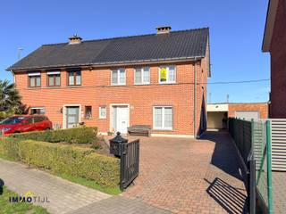 Deze uitstekend onderhouden halfopen bebouwing verwelkomt u via een verzorgde inkomhal met gastentoilet. De lichtrijke leefruimte met eetplaats...