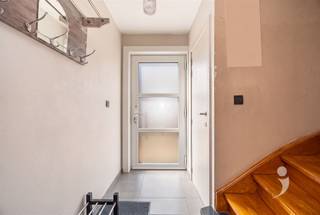 <p><span>Vous cherchez une maison clé en main dans un quartier calme, mais proche des transports en commun ? Cette maison rénovée est située dans une impasse tranquille et se trouve à distance de marche de la gare de Wezemaal.</span></p><p><span> </span></p><p><span>Par le hall d'entrée avec toilettes pour invités, nous accédons à l'espace de vie ouvert, où se trouvent le coin salon, la salle à manger et la cuisine. La cuisine est équipée d'une plaque de cuisson, d'un four, d'un réfrigérateur intégré, d'un congélateur séparé, d'un évier et de suffisamment d'espace de rangement.</span></p><p><span> </span></p><p><span>Au premier étage, il y a trois chambres, dont une est actuellement aménagée en dressing. La salle de bain récemment mise à jour dispose d'une douche et d'un évier. De plus, il y a une pièce de rangement pratique dans le couloir. La maison dispose également d'un grenier ainsi que d'une cave sèche.</span></p><p><span> </span></p><p><span>À l'arrière, vous pouvez profiter d'un jardin agréable avec terrasse, gazon et abri de jardin. Grâce à l'entrée arrière, le jardin est également facilement accessible à vélo.</span></p><p><span> </span></p><p><span>La maison a été soigneusement et profondément améliorée ces dernières années. Le système de chauffage a été remplacé par une pompe à chaleur avec climatisation, le chauffe-eau a été renouvelé et le toit, la façade arrière et l'abri de jardin ont été isolés. De plus, la propriété dispose de pas moins de 19 panneaux solaires et l'installation électrique est aux normes.</span></p><p><span> </span></p><p><span>En résumé, vous cherchez une maison clé en main économe en énergie dans une rue calme ? Contactez-nous au 016 15 31 15 ou info@immolivit.be</span></p>