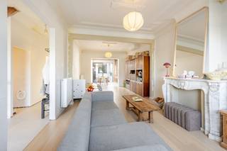 <p><span>Dit prachtige herenhuis in karaktervolle art-decostijl werd oorspronkelijk gebouwd in 1947 en onderging in 2025 een grondige renovatie. De woning combineert authentieke charme met hedendaags comfort en biedt een uitzonderlijk potentieel dankzij de omvangrijke magazijn- en opslagruimtes.</span></p><p><span>Bij het betreden van de woning wordt u verwelkomd in een inkomhal met vestiaire en gastentoilet. De bijzonder ruime leef- en eetruimte is voorzien van een parketvloer en ingebouwde kasten, waardoor hier een aangename en karaktervolle leefomgeving ontstaat. Aansluitend bevindt zich een aparte bergruimte. De keuken is aan de achterzijde van de woning gelegen en biedt rechtstreeks toegang tot de gezellige binnenkoer van circa 15 m².</span></p><p><span>Op de eerste verdieping bevinden zich momenteel twee slaapkamers en een badkamer. Hier is nog verdere afwerking voorzien, waardoor u de ruimtes volledig naar eigen smaak kunt afwerken. Ook de ruime zolder biedt interessante uitbreidingsmogelijkheden. Hoewel deze momenteel niet rechtstreeks via een vaste trap toegankelijk is, kan mits een relatief eenvoudige ingreep een trap worden voorzien, waardoor hier nog twee extra slaapkamers of polyvalente ruimtes kunnen worden gecreëerd.</span><span> </span></p><p><span>Een absolute troef van deze eigendom zijn de omvangrijke opslag- en magazijnruimtes. Via de oprit aan de straatzijde bereikt u een aaneenschakeling van verschillende magazijnen met een totale oppervlakte van maar liefst 450 m². Deze ruimte biedt tal van mogelijkheden voor zelfstandigen, ondernemers of wie nood heeft aan ruime opslag- en werkfaciliteiten vlak bij de eigen woning.</span></p><p><span>Boven het magazijn bevindt zich bovendien een afzonderlijk appartement van circa 70 m², bestaande uit een ruime leefruimte met zicht op de tuin, een slaapkamer en een badkamer. Dit appartement kan interessant zijn als woongelegenheid, kantoorruimte, praktijkruimte of extra verblijfsmogelijkheid.</span></p><p><span>Achteraan geniet de woning van een aangename zuidgerichte tuin, ideaal om in alle rust van de buitenruimte te genieten. </span></p><p><span>Deze veelzijdige eigendom is dan ook bijzonder interessant voor wie wonen en werken wil combineren. Dankzij de royale magazijnoppervlakte, het extra appartement, de uitbreidingsmogelijkheden in de woning en de zuidgerichte tuin beschikt u hier over een eigendom met bijzonder veel potentieel. Mits verdere afwerking creëert u een unieke combinatie van wonen, ondernemen en ruimte op één locatie.</span></p><p><span> </span></p><p><span>Voor meer informatie en/of een bezoek, contacteert u Didier op het nummer 0476/ 73. 17. 99.</span></p><p><span> </span></p>
