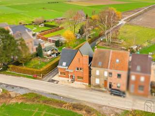 Prachtig gelegen en gerenoveerde woning met super ligging midden in de velden, waar rust, privacy en open zichten centraal staan. Deze...