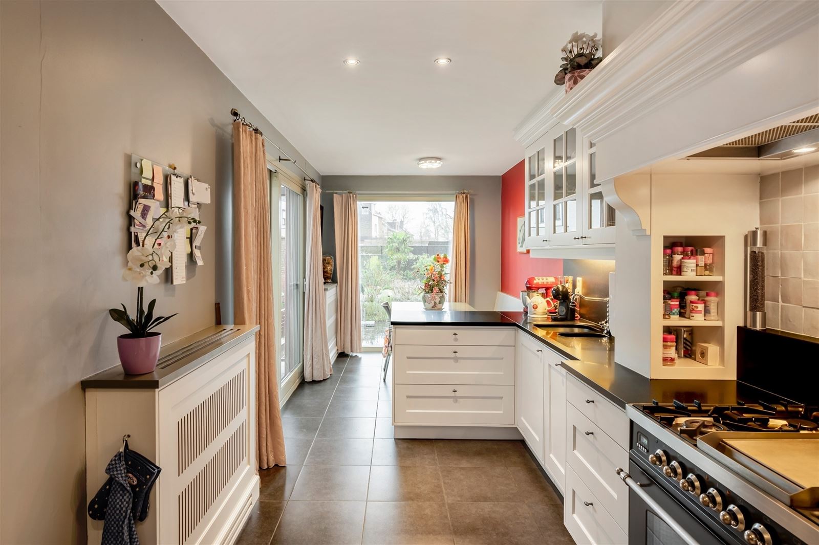 Charmante &amp; ruime woning met garage, kangoeroemogelijkheid en gezellige tuin in centrum Wijnegem! - foto 3